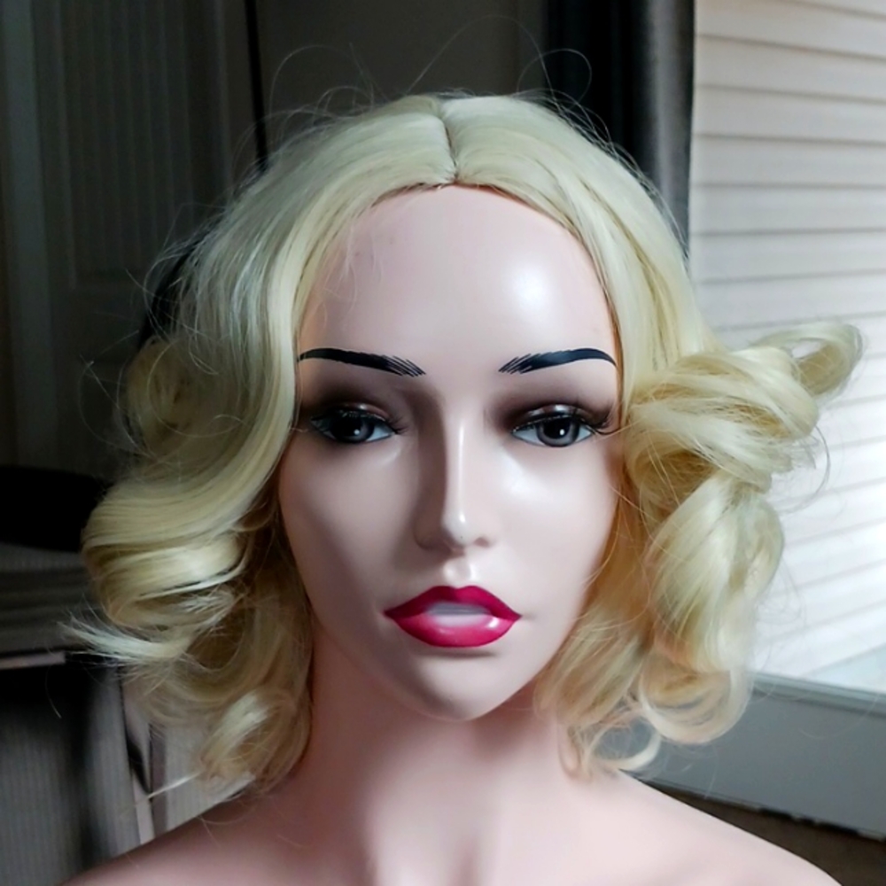 Platinum blonde short wig